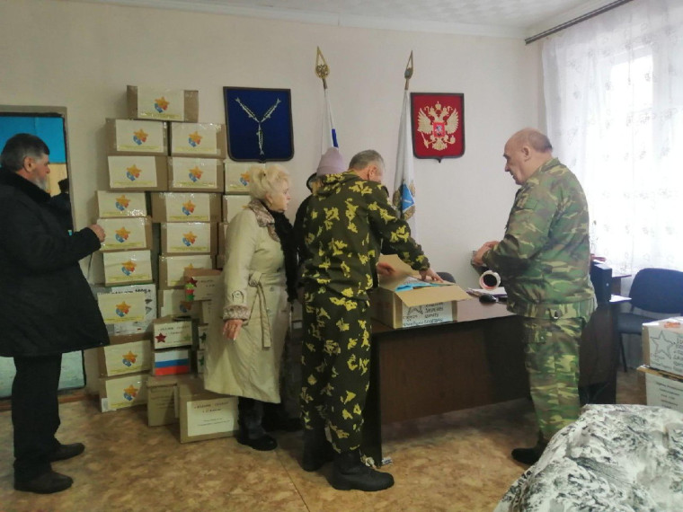 Жители Ершовксого района собрали  четвертую партию гуманитарного груза для солдат и офицеров, находящихся в зоне специальной военной операции..